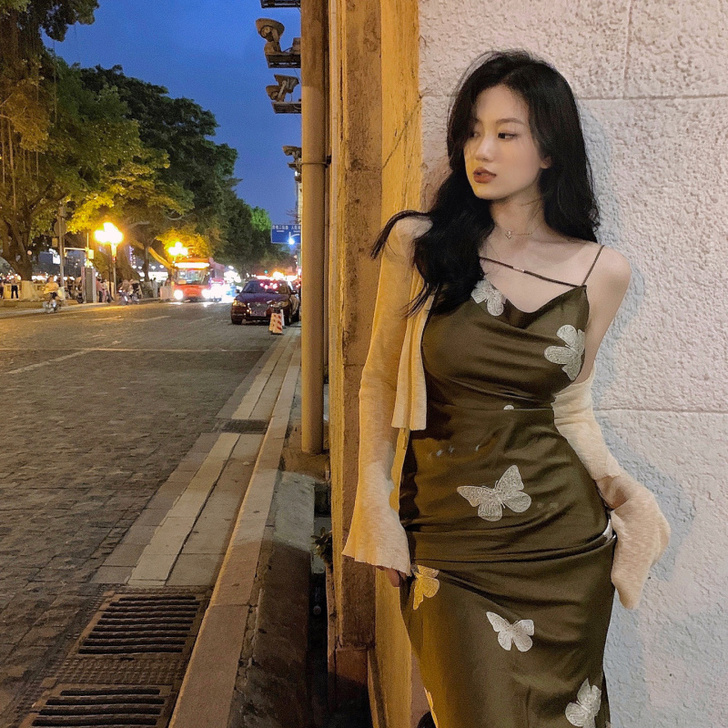 吊带连衣裙女蝴蝶收腰修身包臀中长裙2021...