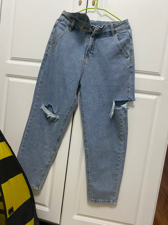 全新破洞牛仔裤 Ｍ