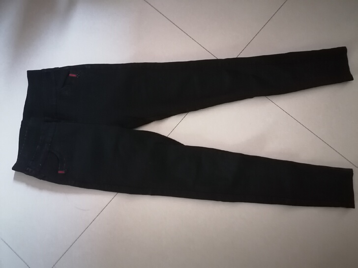 黑色牛仔小脚裤，腰围62，裤长94。之前买...