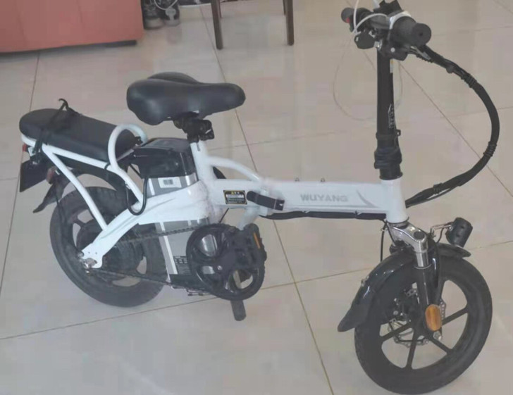 一个月几乎全新，买时候2200元现便宜出售...