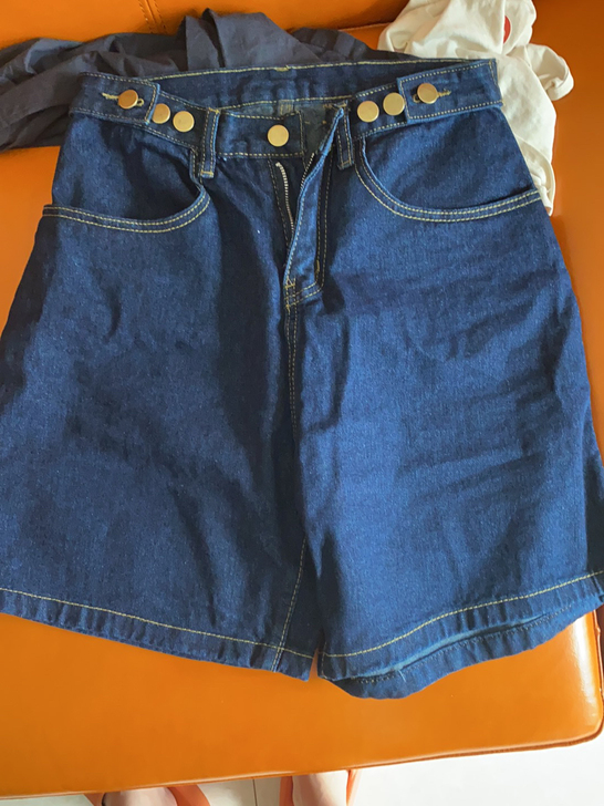 港味直筒牛仔短裤，s码，仅试穿但吊牌已摘，...