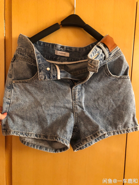 实体店300买的牛仔短裤 好像是一个韩国的...