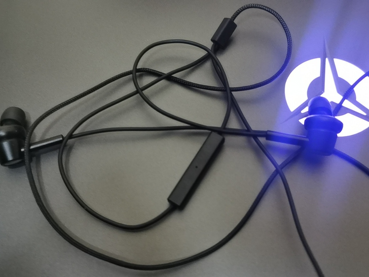 雷蛇入耳式耳机      全新拆封用过几次...