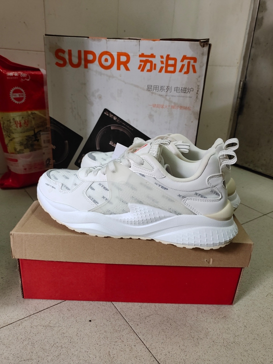 特步休闲鞋，42码 ，逛街专柜看到喜欢买回...