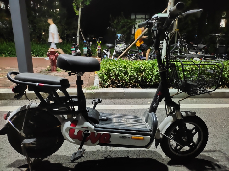 新国标电动车,48V12A的,刚换的超威天...