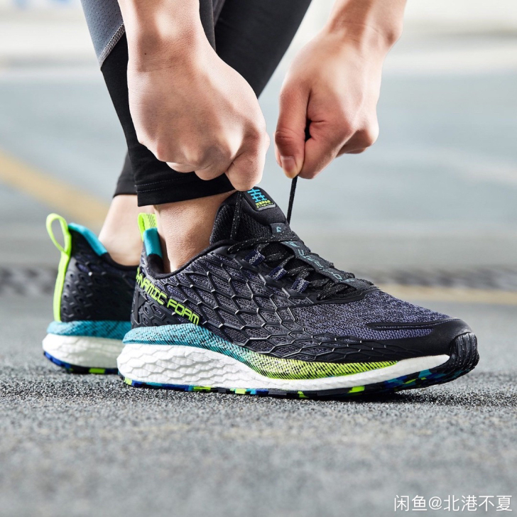 特步跑鞋  黑绿