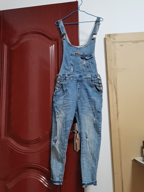 背带牛仔裤，实体店买的，M码，85-100...