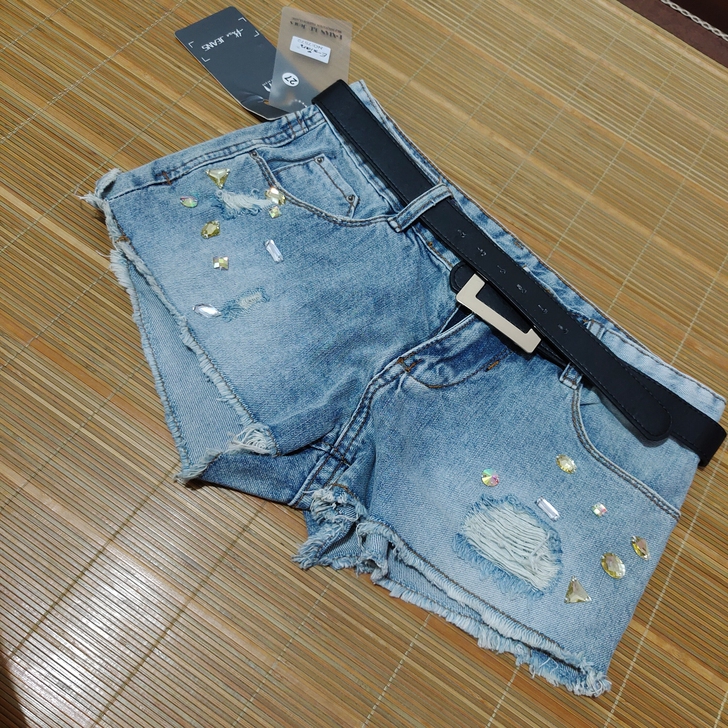 手缝钻牛仔短裤，都是实拍，穿过一两次，标没...