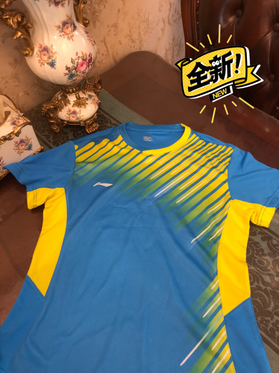 全新！李宁乒乓球服，乒乓球上衣！有几处抽丝...