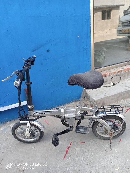 代驾折叠电动车，新的电瓶丢失，剩下车架子，...