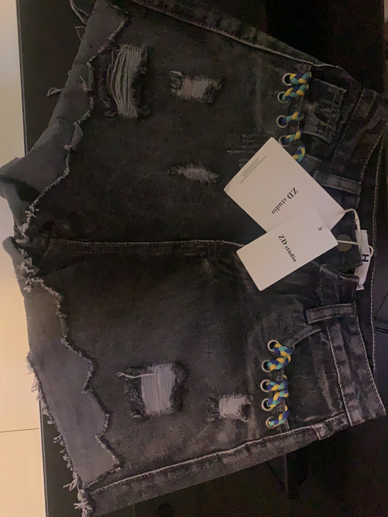 全新牛仔短裤,S码,全新,买来退不了,低价...