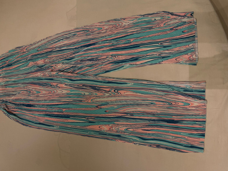 彩色冰丝裤，是阔腿拖地的哦，上面搭配露肚脐...