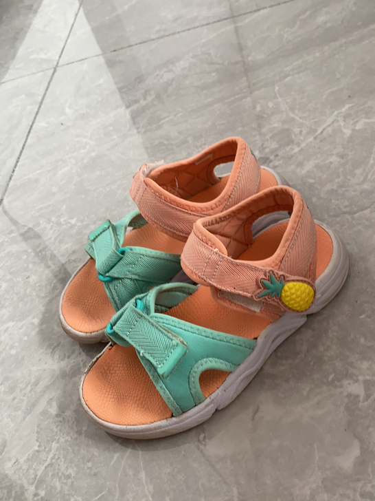 特步凉鞋 30码 适合脚长18.7 一只粘...