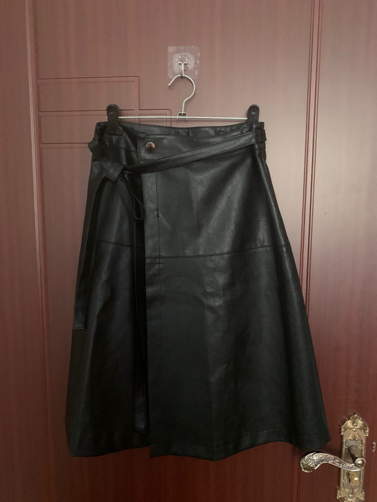皮裙，pu的，半身裙，右侧开衩，9新，穿的...