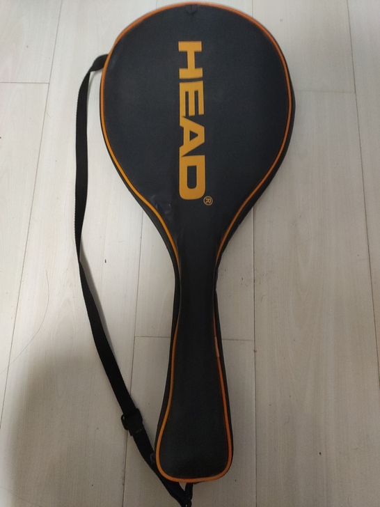 head 网球拍,赠送一个网球。