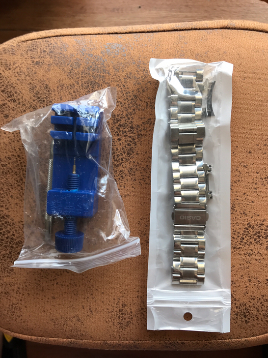 卡西欧剑鱼不锈钢表带。表带有卡西欧标志。因...