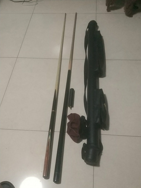 台球杆两根,长1.4米多。一个小头,一个大...