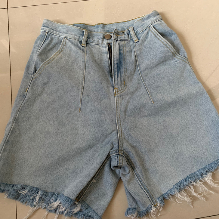 闲置：高腰牛仔短裤。M码。主页两条包邮