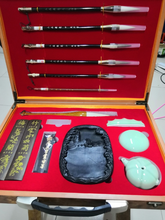 只有两支毛笔和颜真卿的这本书试用过，其他东...