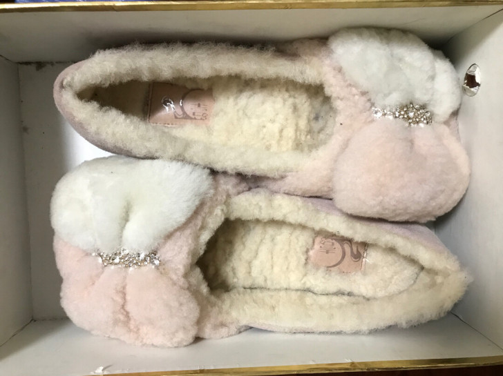 真皮毛一体豆豆鞋   广州天河百货商场购入