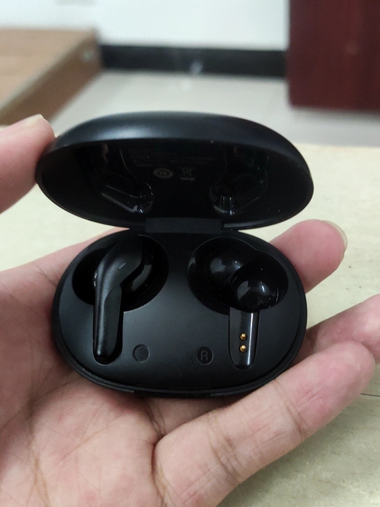 由于本人的不珍惜，戴着耳机去洗脸，掉到下水...