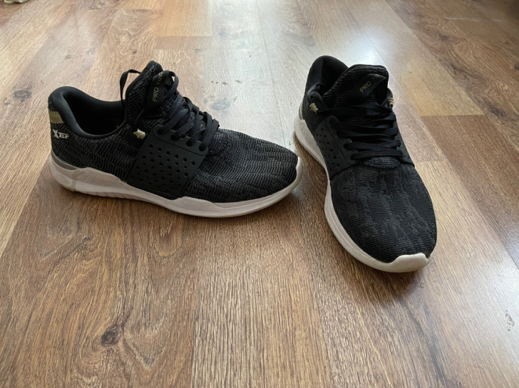 特步  品牌 运动男鞋，正规商场购买，有发...