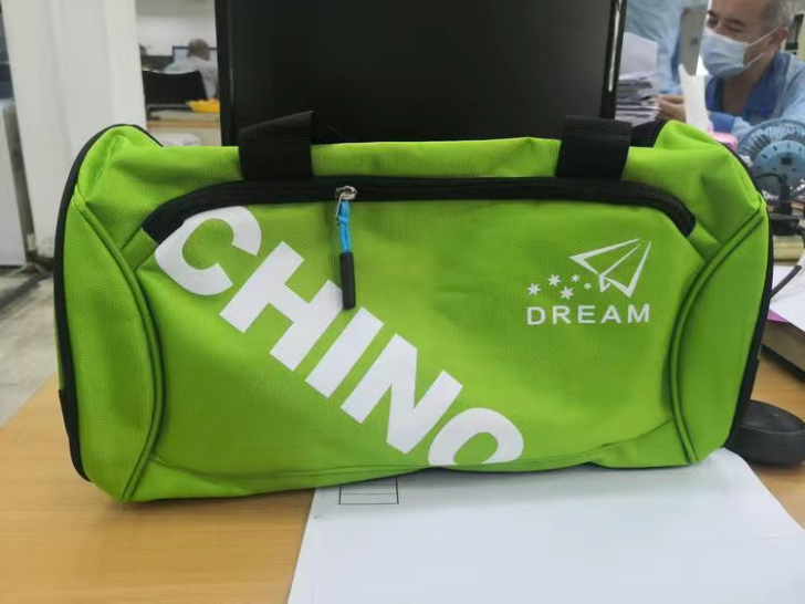 【个人闲置】大容量防水运动包健身包男圆桶包...