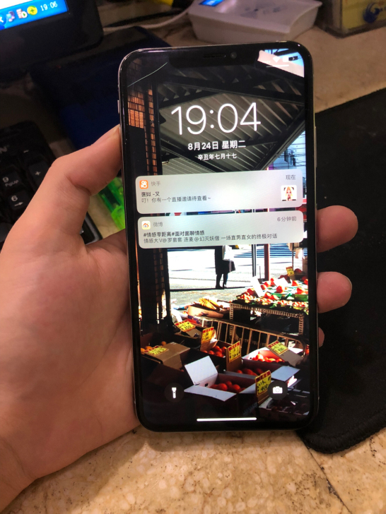 苹果xsmax手机。，左上角有条线。但是不...