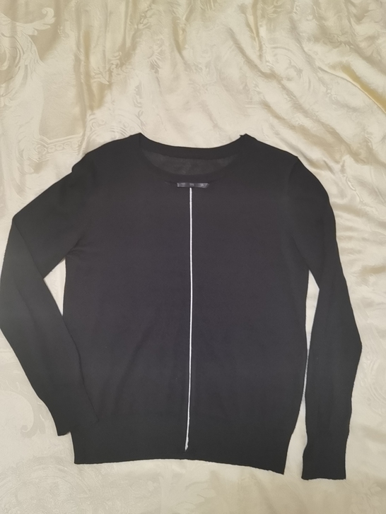 百分百薄款羊绒衫，剪标，非常柔软舒服，M码。