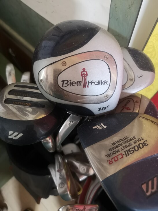 全部未使用过的棒球杆，均为商场橱窗里搭配服...