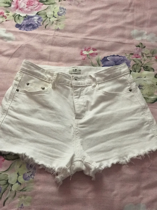 纯白牛仔短裤