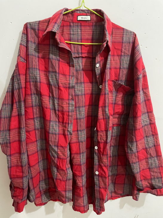 中长款格子衬衫。