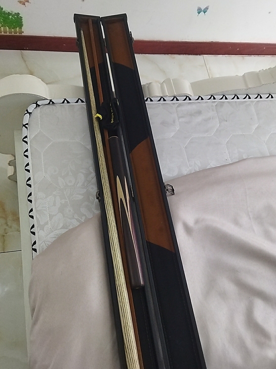 一手台球杆买了二年不到。很少用,小头杆,有...