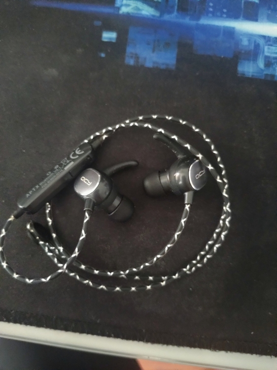 QCY的蓝牙耳机 当时买的130多吧 。带...