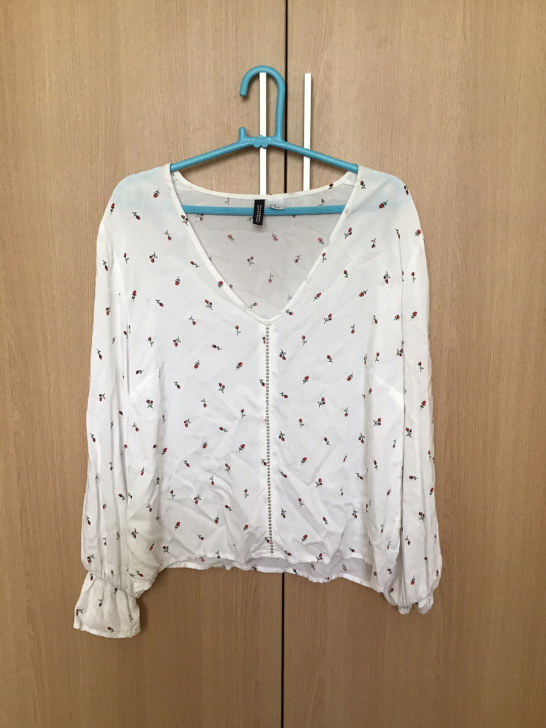 心血来潮买的衬衫，比较薄，领口有些大，可能...