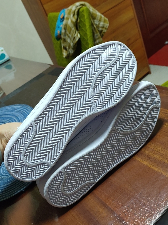 特步小白鞋，全新 一穿都没穿过。50元