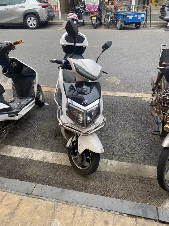 小刀电动车20年3月份买的，有发票合格证书...