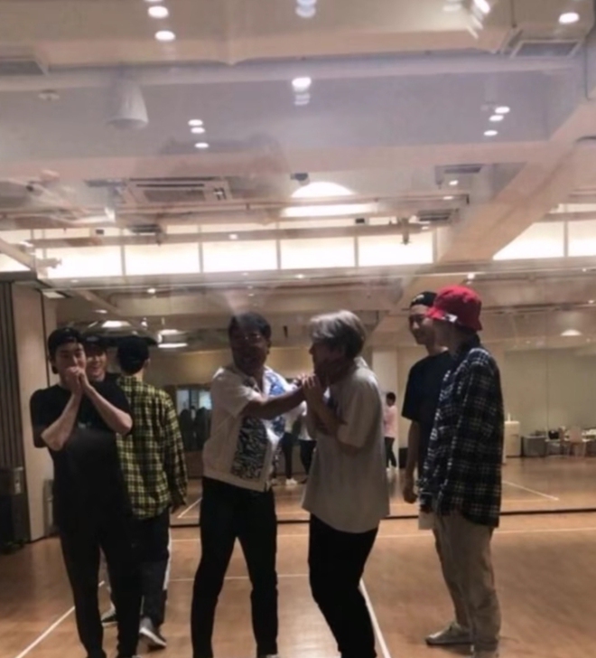 出EXO专辑，看主页