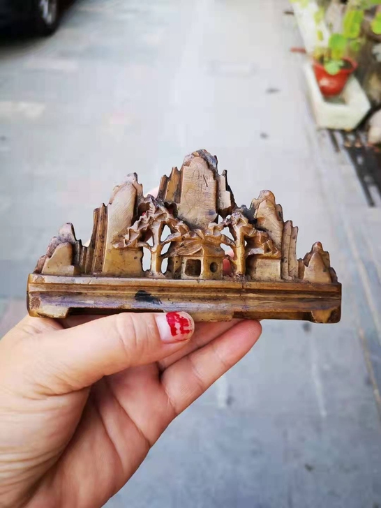 寿山石笔架。雕工精致，品相完美。品相如图。