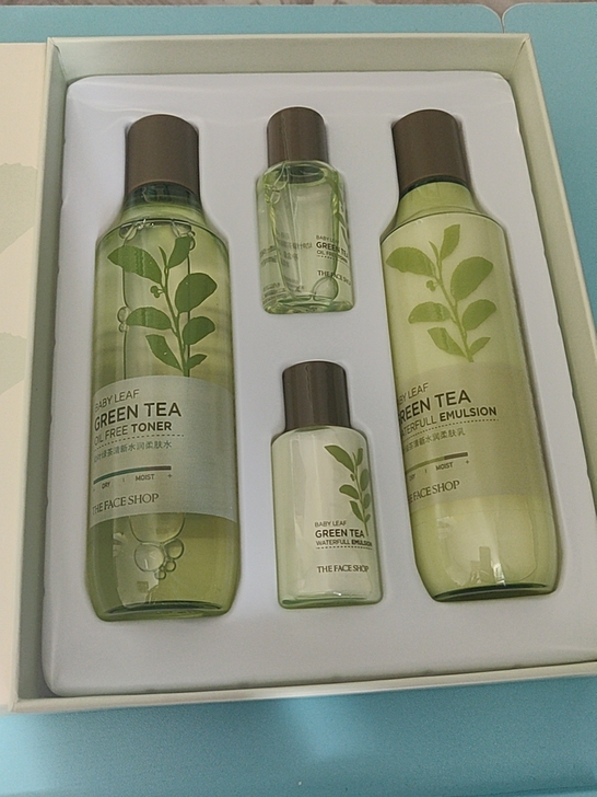 全新菲诗小铺幼叶绿茶清新水润水乳套装 套盒