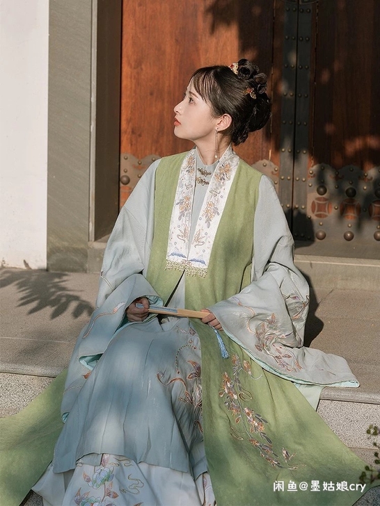 出全新一叶馨香汉服 凌霄 比甲