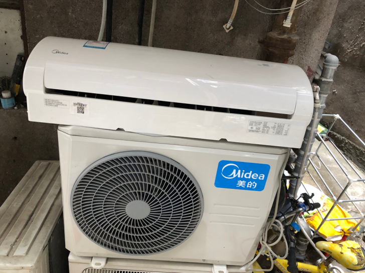 八新美的大一匹空调  已经拆下来清洗干净，...