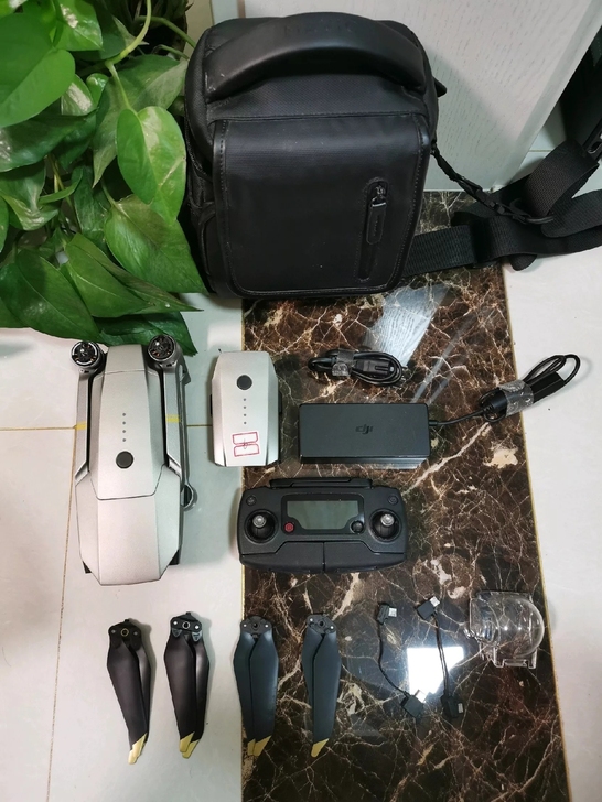 大疆铂金双电,整体成色非常好,正常使用痕迹...