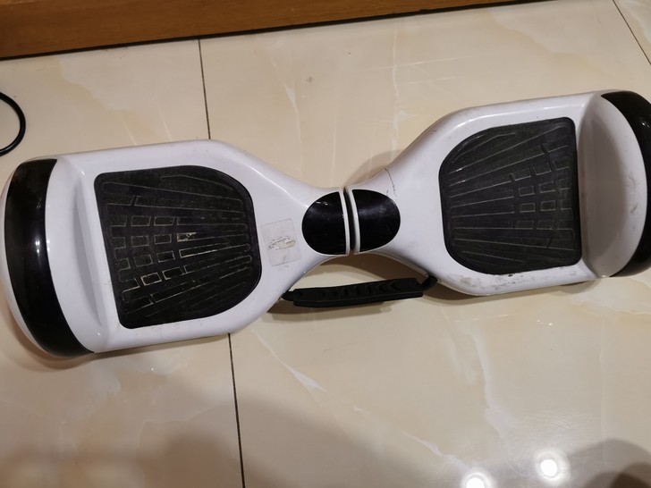 平衡车，八成新。一直搁置孩子没怎么玩，便宜...