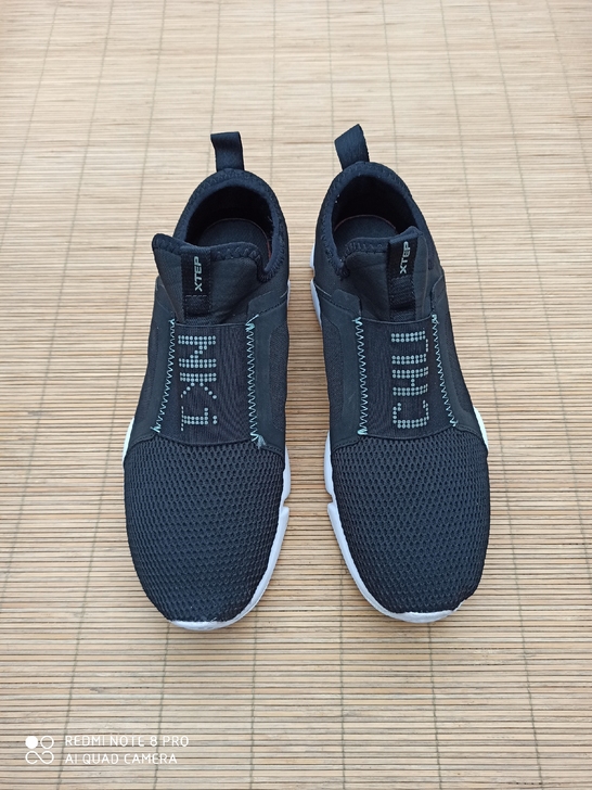 43码特步运动鞋