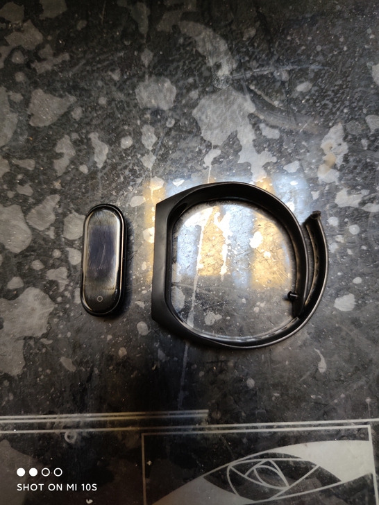 小米手环4，带一个免拆的充电器，黑色表带已...