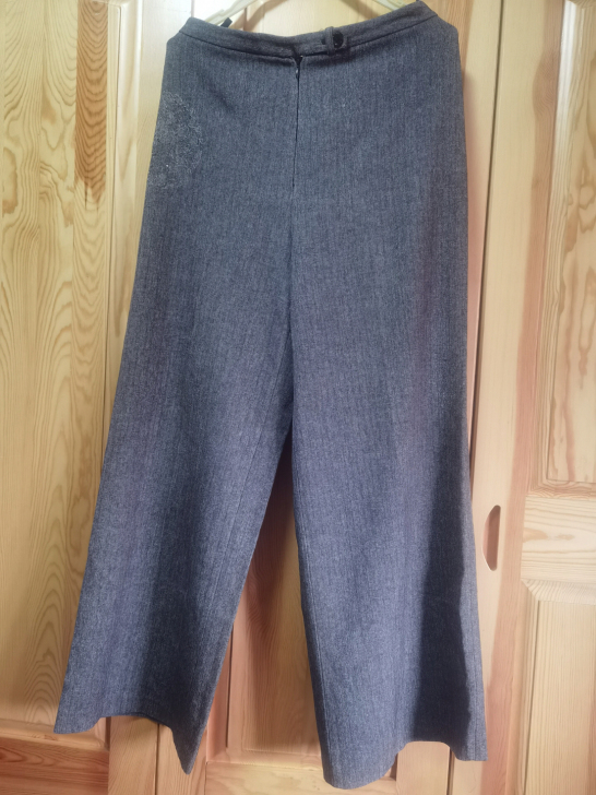 灰色女宽口裤（非全新），涤纶材质。
