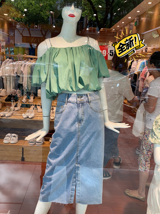 爱依服梭织上衣139，牛仔裙129