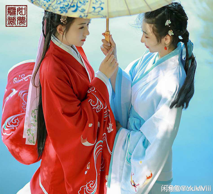 如梦霓裳家的曲裾，很早的款。99新。