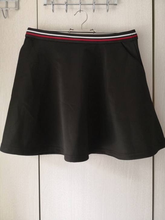 c##amp；amp；a黑色网球短裙，平铺...